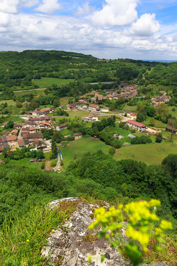 Vue sur le village de Montagna-le-Reconduit depuis le belvédère