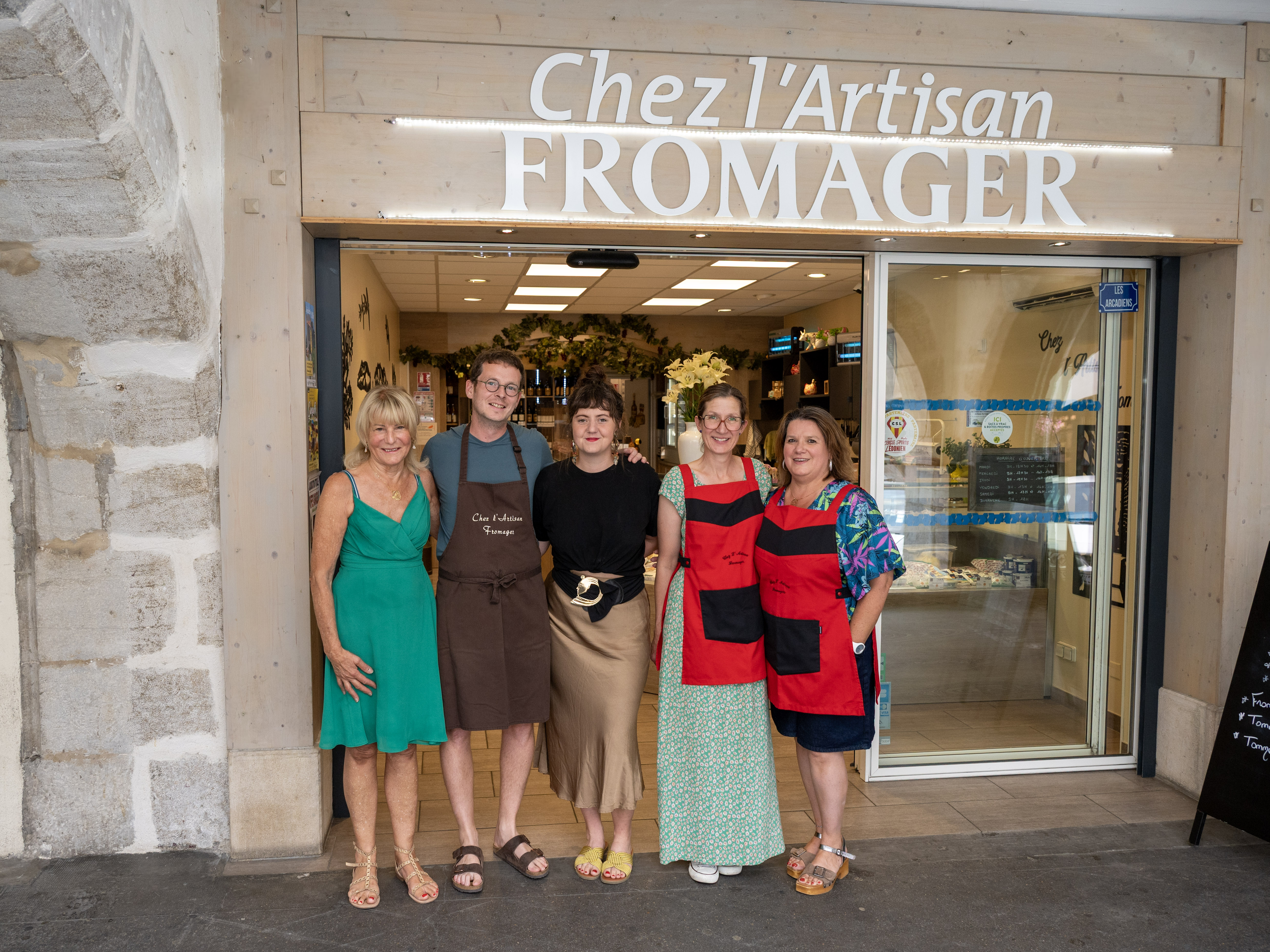 Façade chez l'artisan fromager avec l'équipe