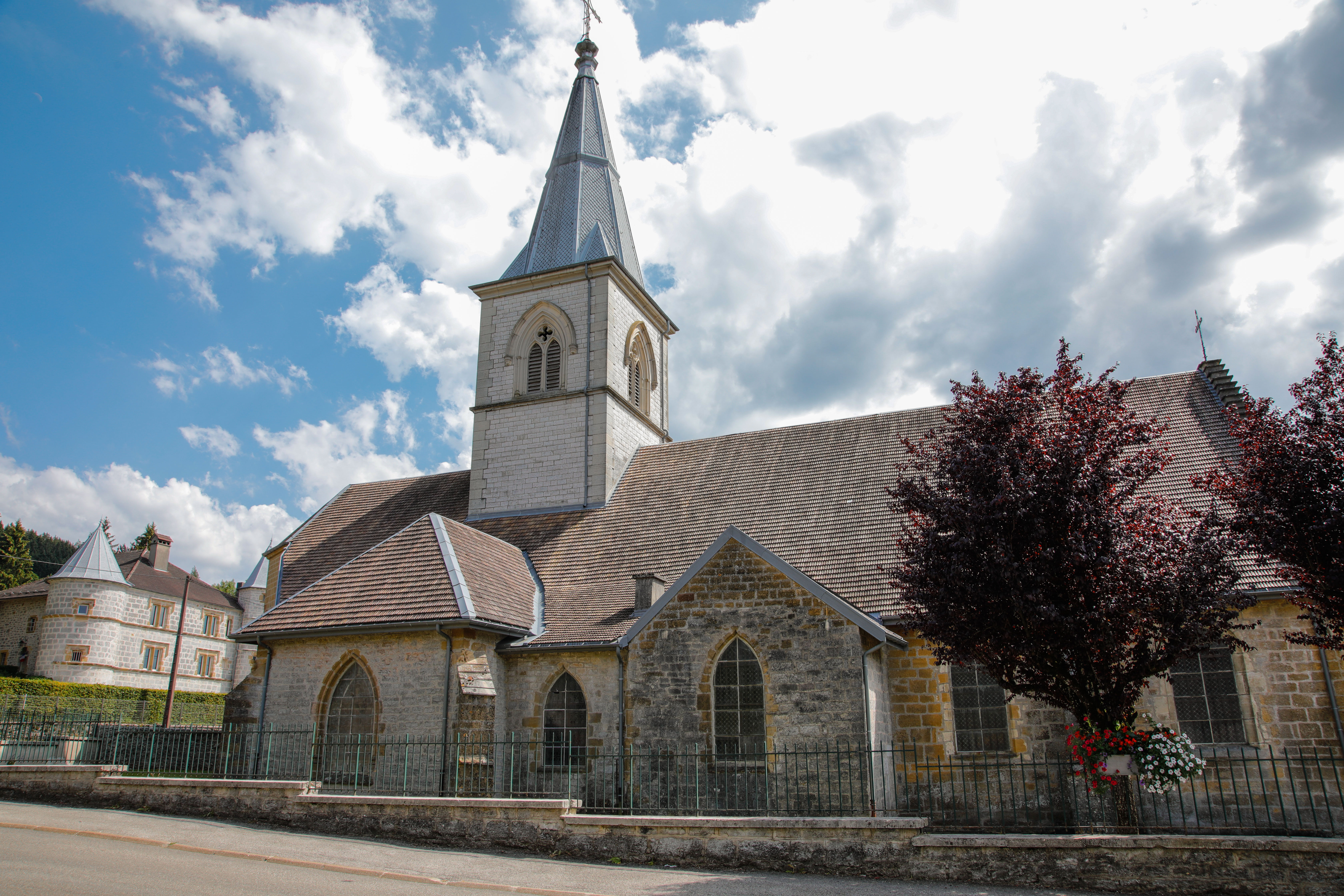 eglise_exterieur_sirod_ete_©Loïc_Aubert (3)