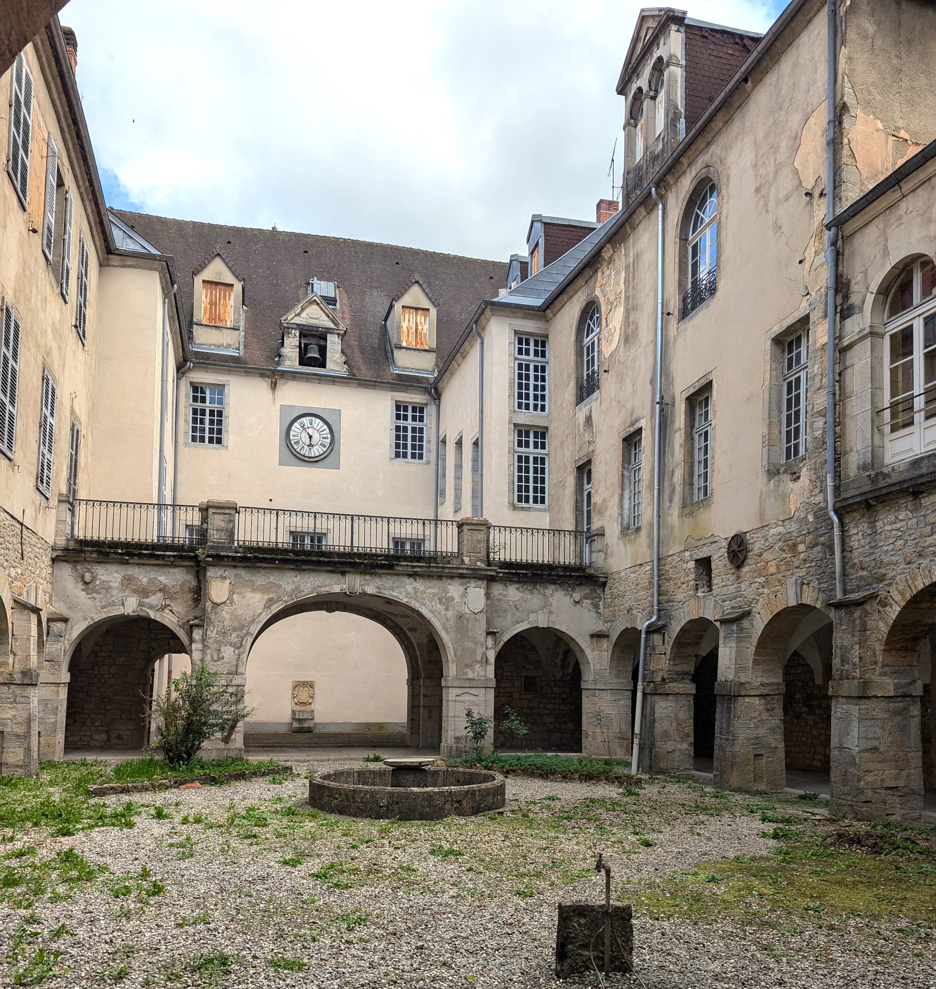 CamilleR_Pieuré_de_Vaux_Cloitre(2024)