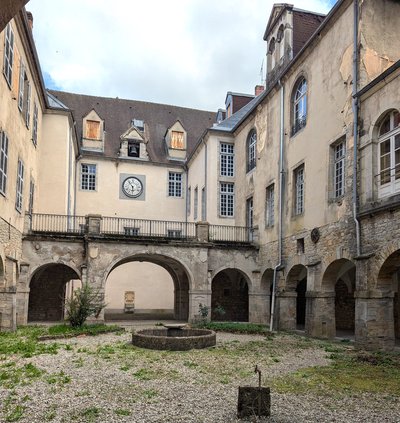 CamilleR_Pieuré_de_Vaux_Cloitre(2024)