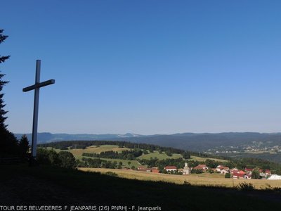 Vue sur le village de Giron