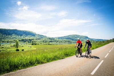 Cyclistes le long du lac d'ilay