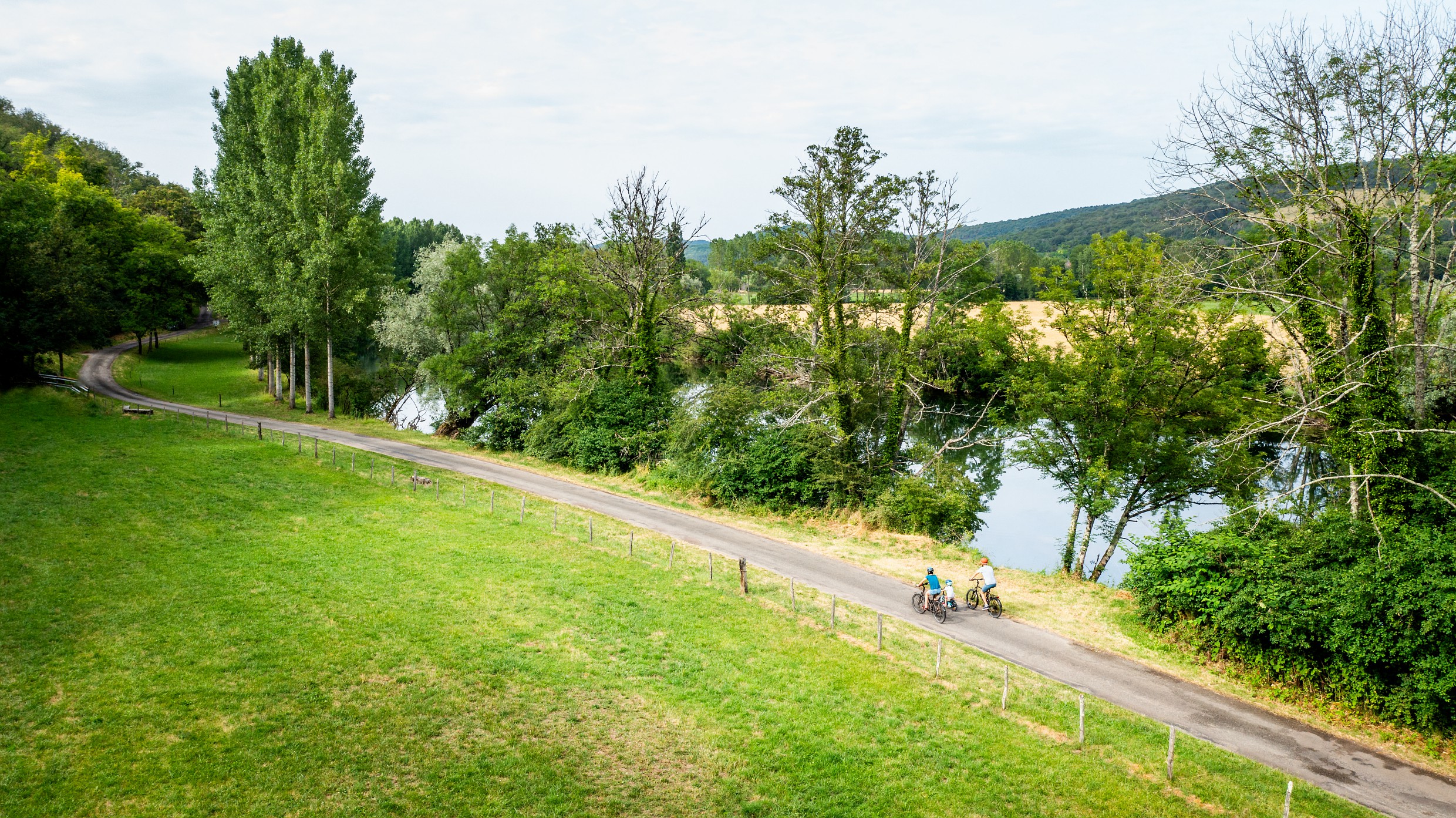 Cyclistes sur la voie des Salines vers Port-Lesney