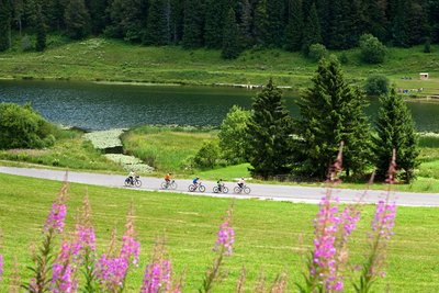 Cycliste devant le Lac de Lamoura