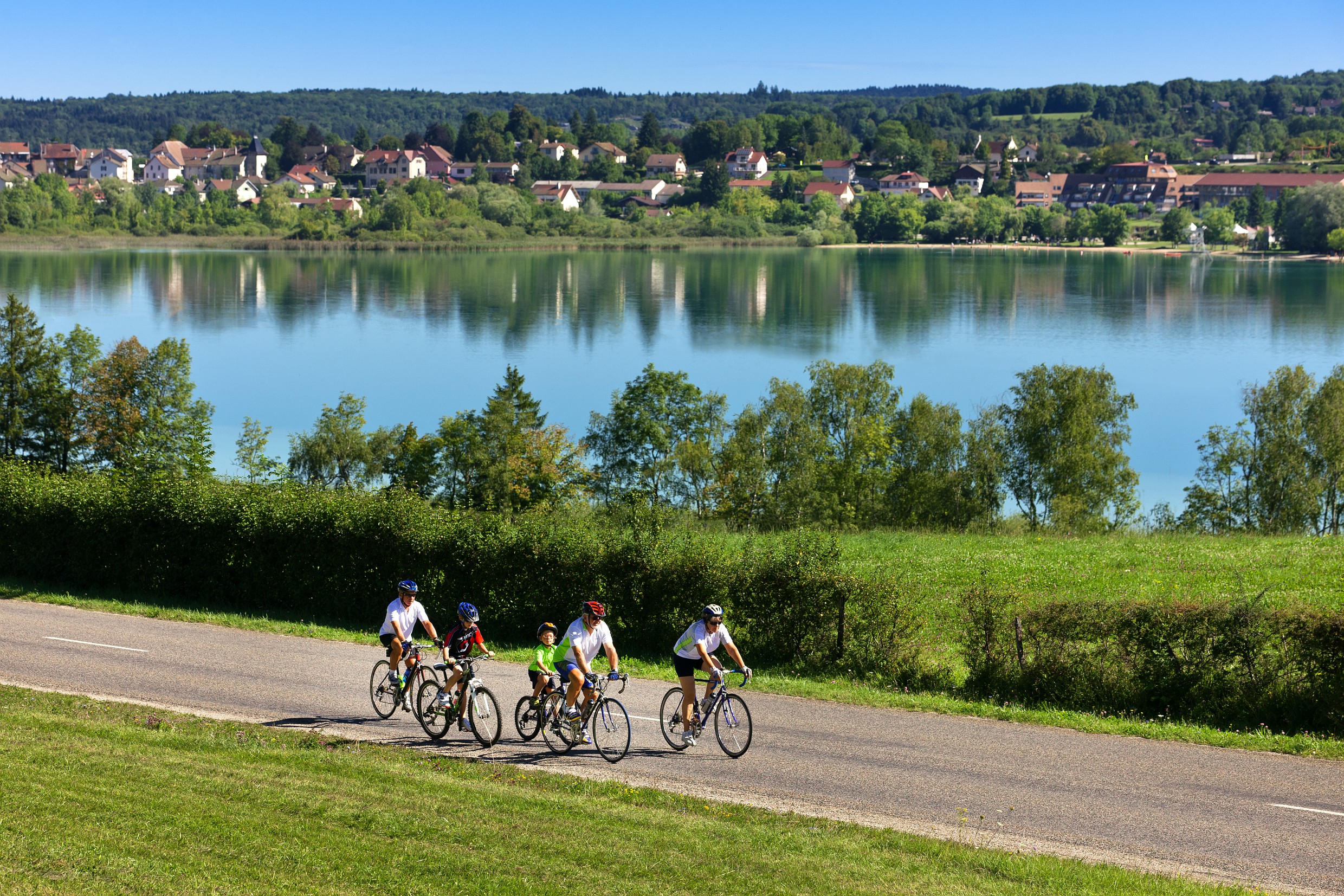 Cyclistes devant le lac de Clairvaux