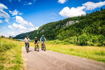 Cyclistes le long du lac d'Etival