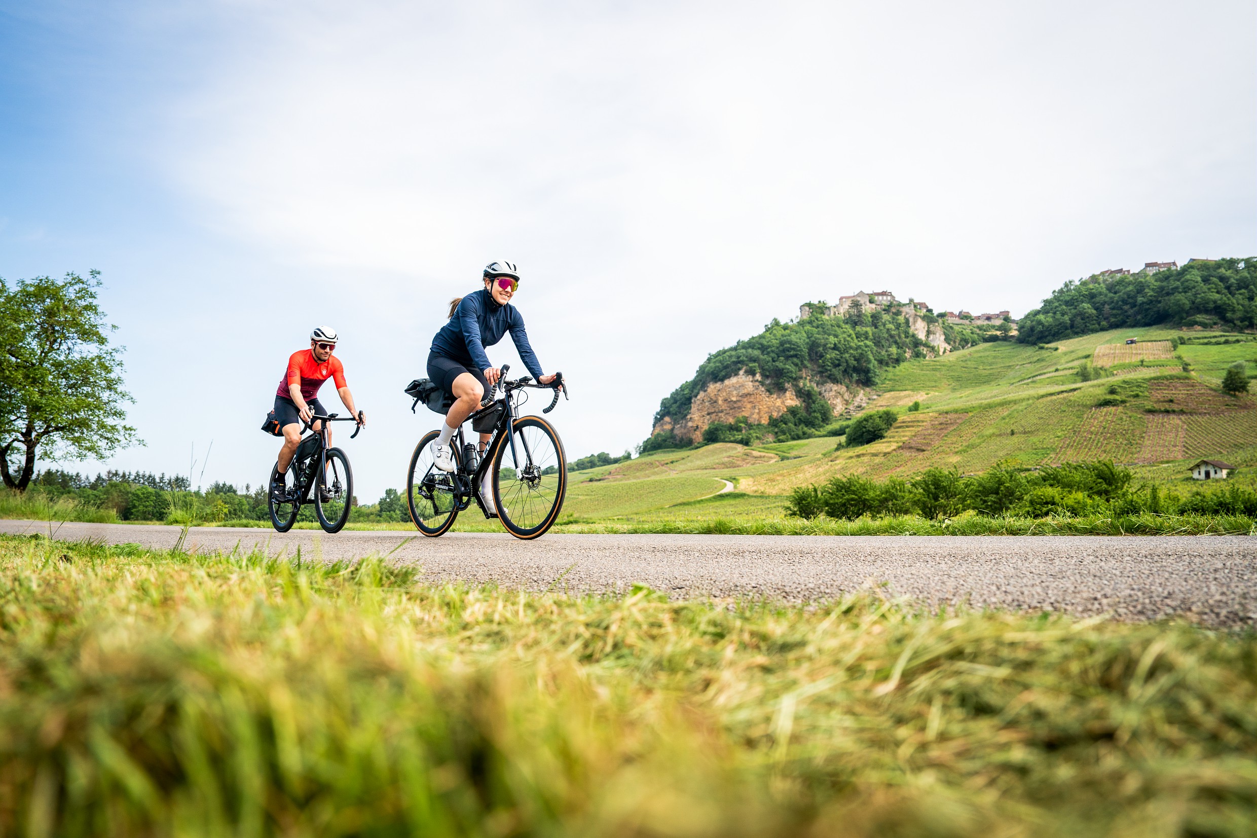 Cyclistes sous Château-Chalon