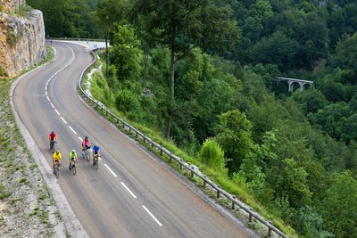 Cyclistes dans les gorges de la Saine