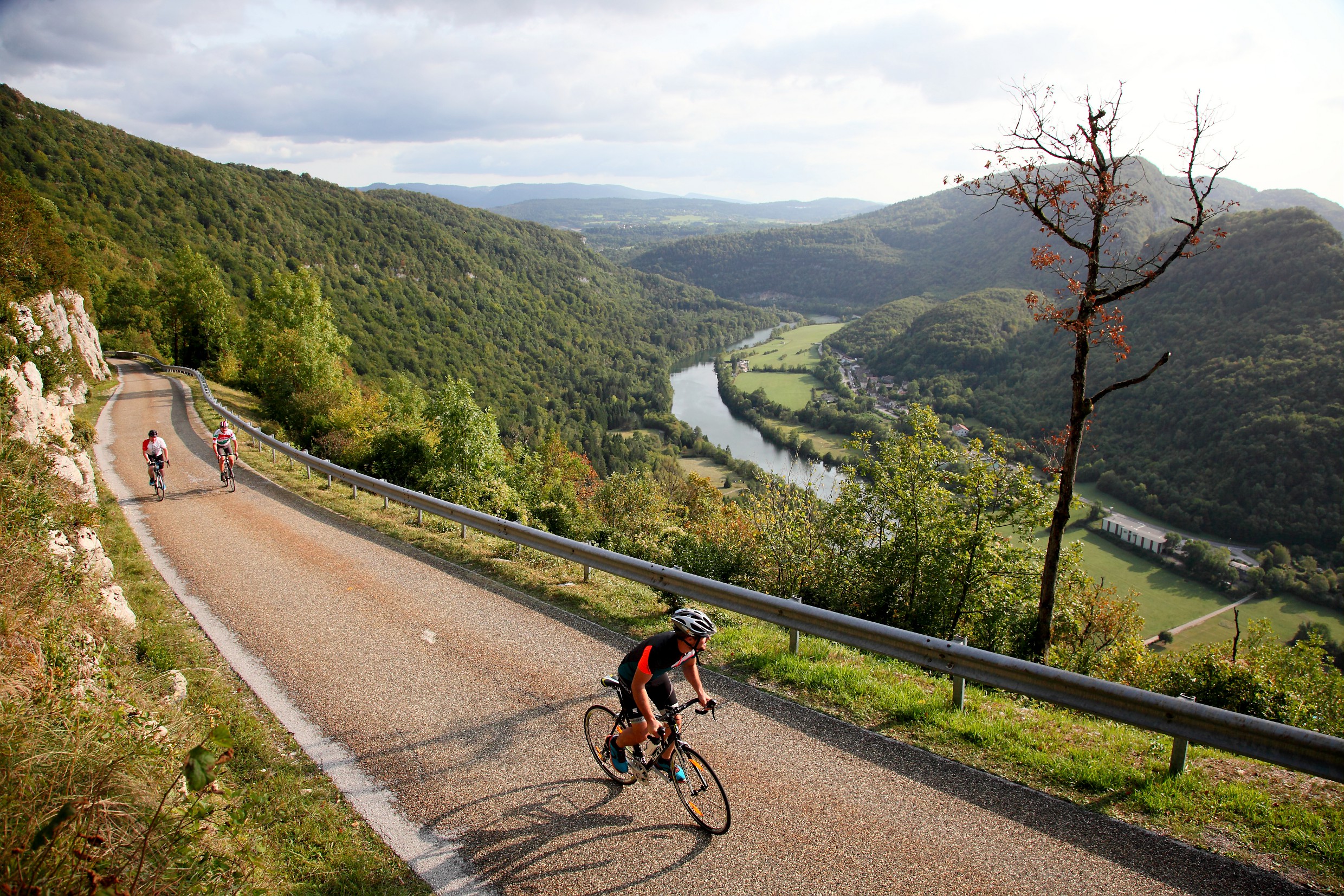 Cyclistes dans la montée de Montcusel au dessus de Chancia