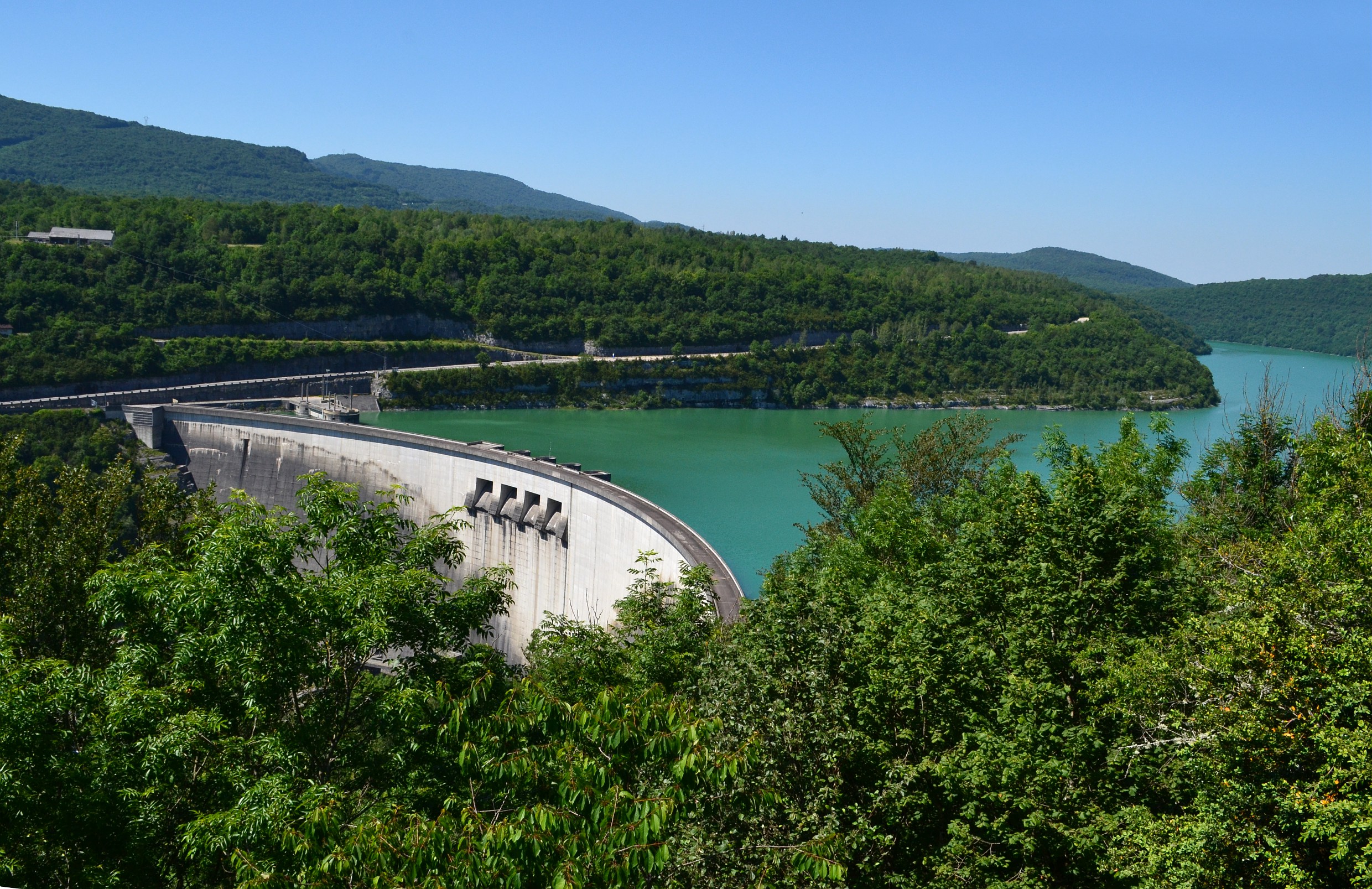 Vue sur le barrage de Vouglans depuis Lect