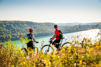 vététistes au lac de Chalain