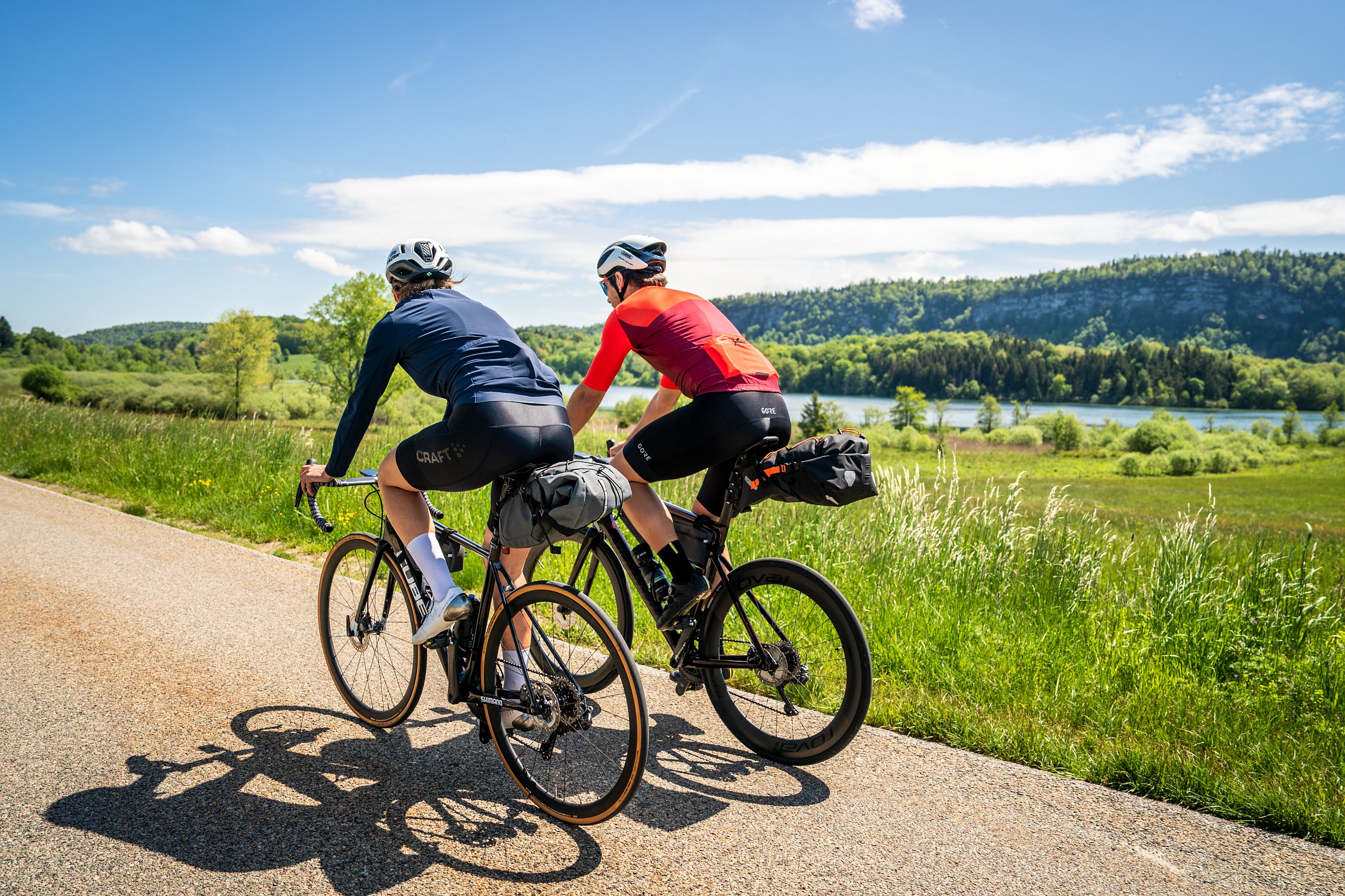 Cyclistes devant le lac d'Ilay