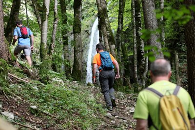 Randonneurs à la cascade du bief de la Chaille