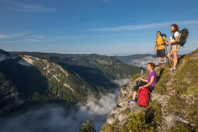 Randonneurs au belvédère sur les Grès à Septmoncel