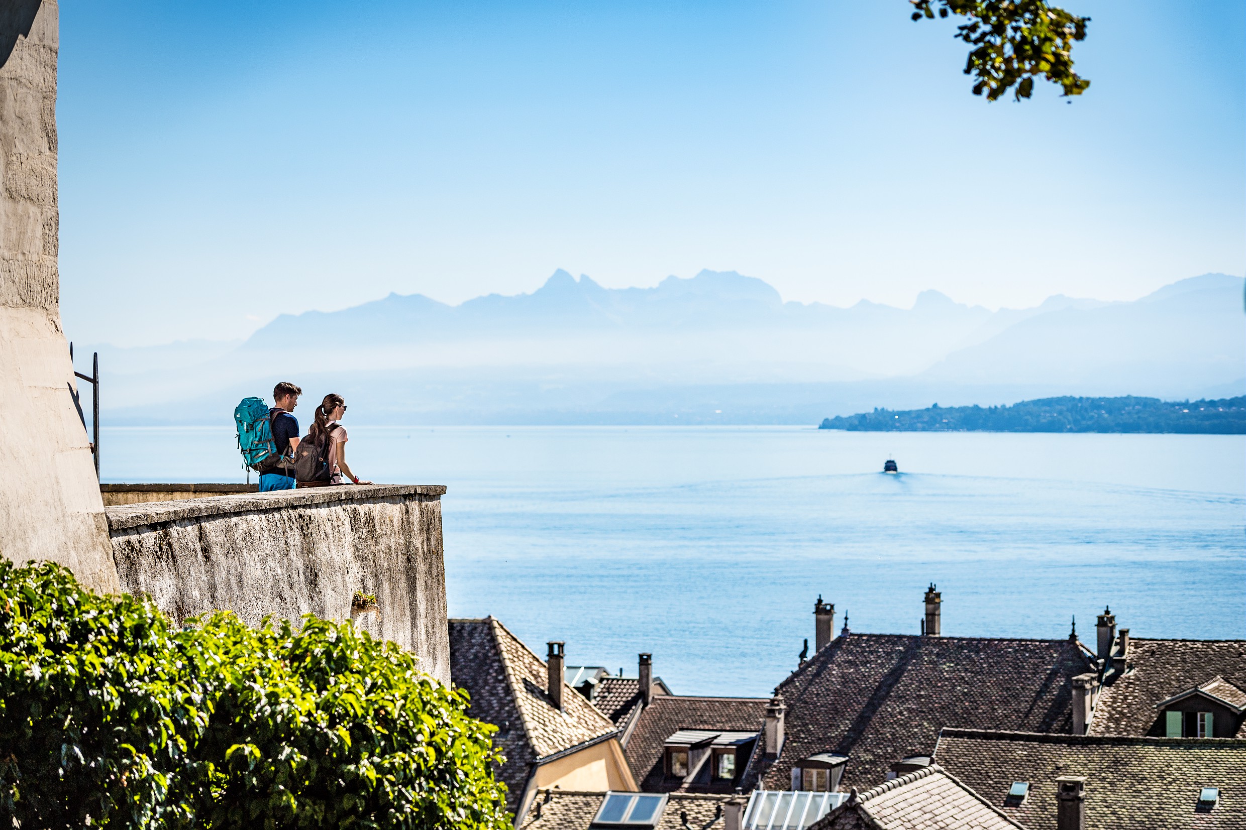 Randonneur à Nyon avec vue sur le Léman