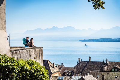 Randonneur à Nyon avec vue sur le Léman