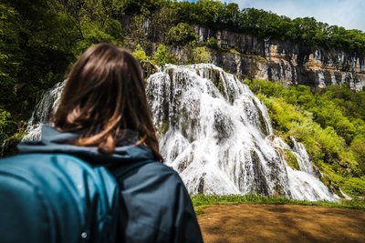 Randonneuse à la cascade de tufs de Baume-les-Messieurs