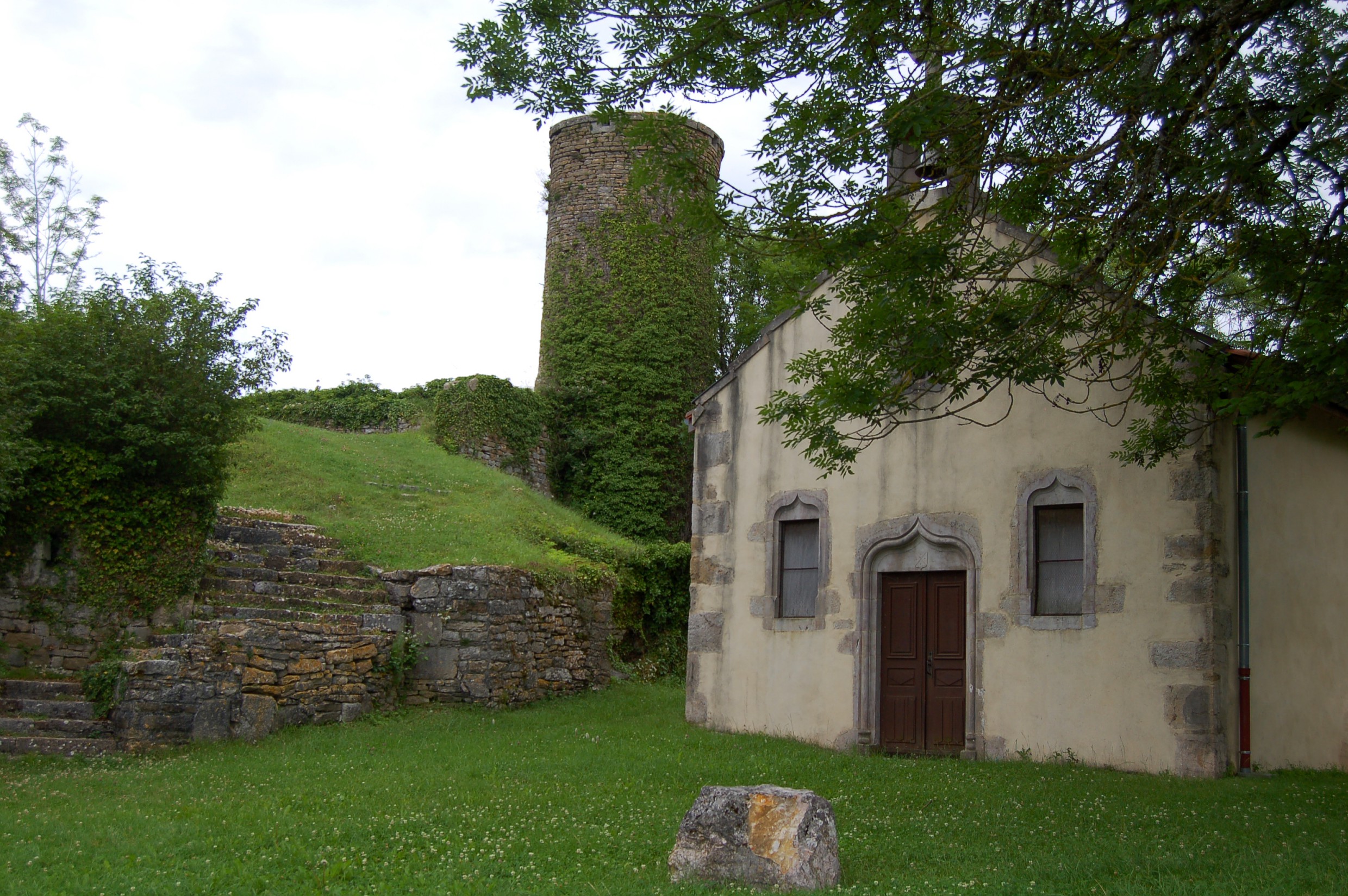 La chapelle et la tour de l'Aubépin