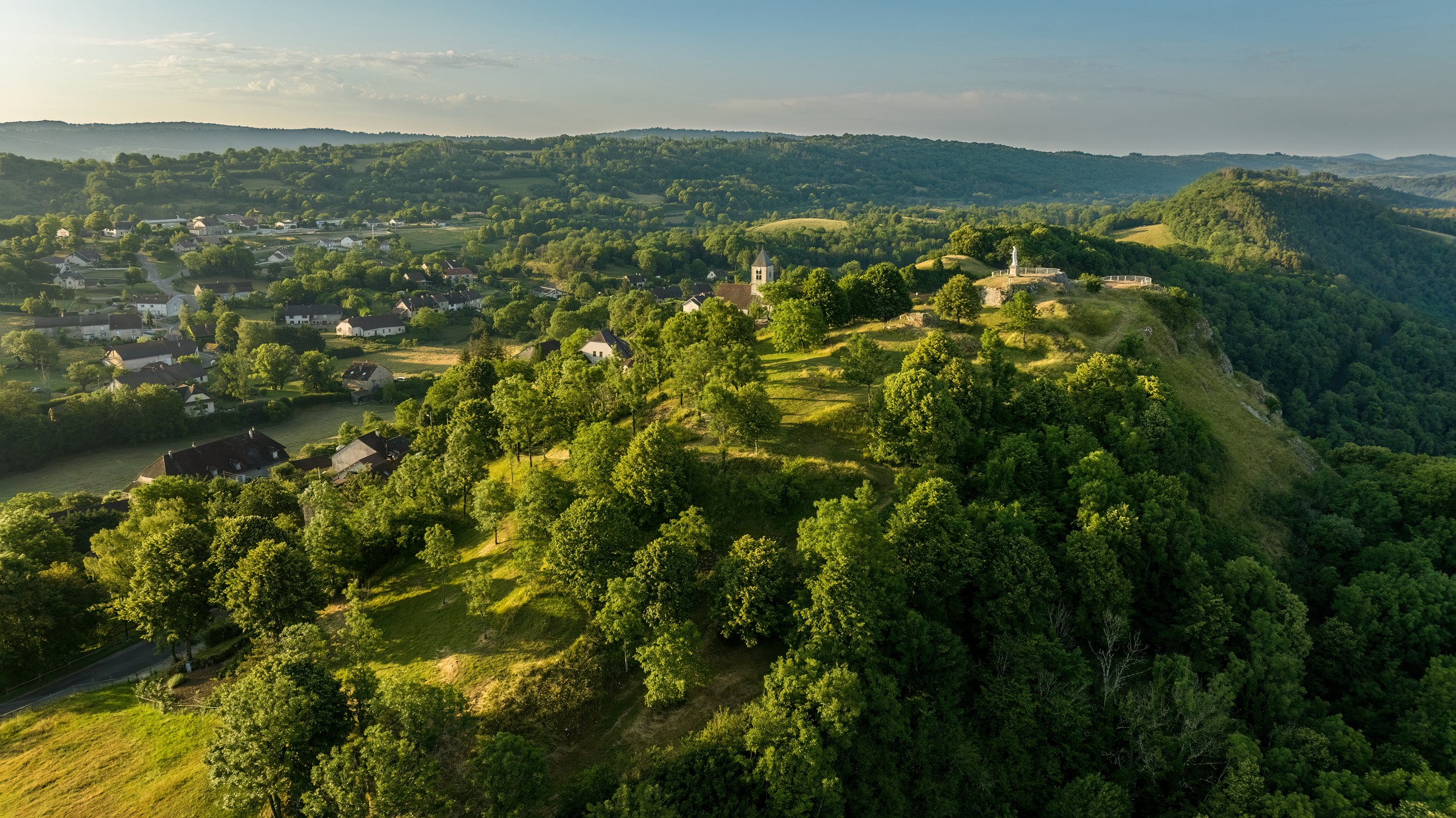 Village, belvédère et vierge de Saint Laurent La Roche