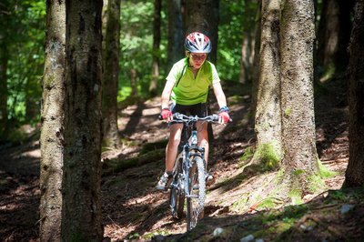 VTT dans une forêt du Haut-Jura