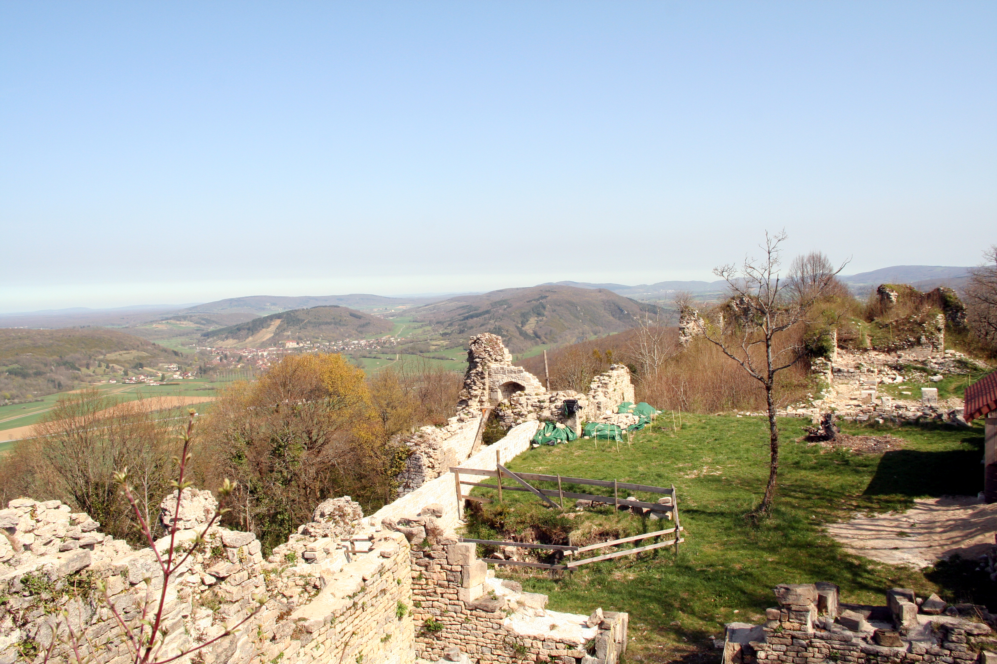 Vestiges du château de Vaulgrenant