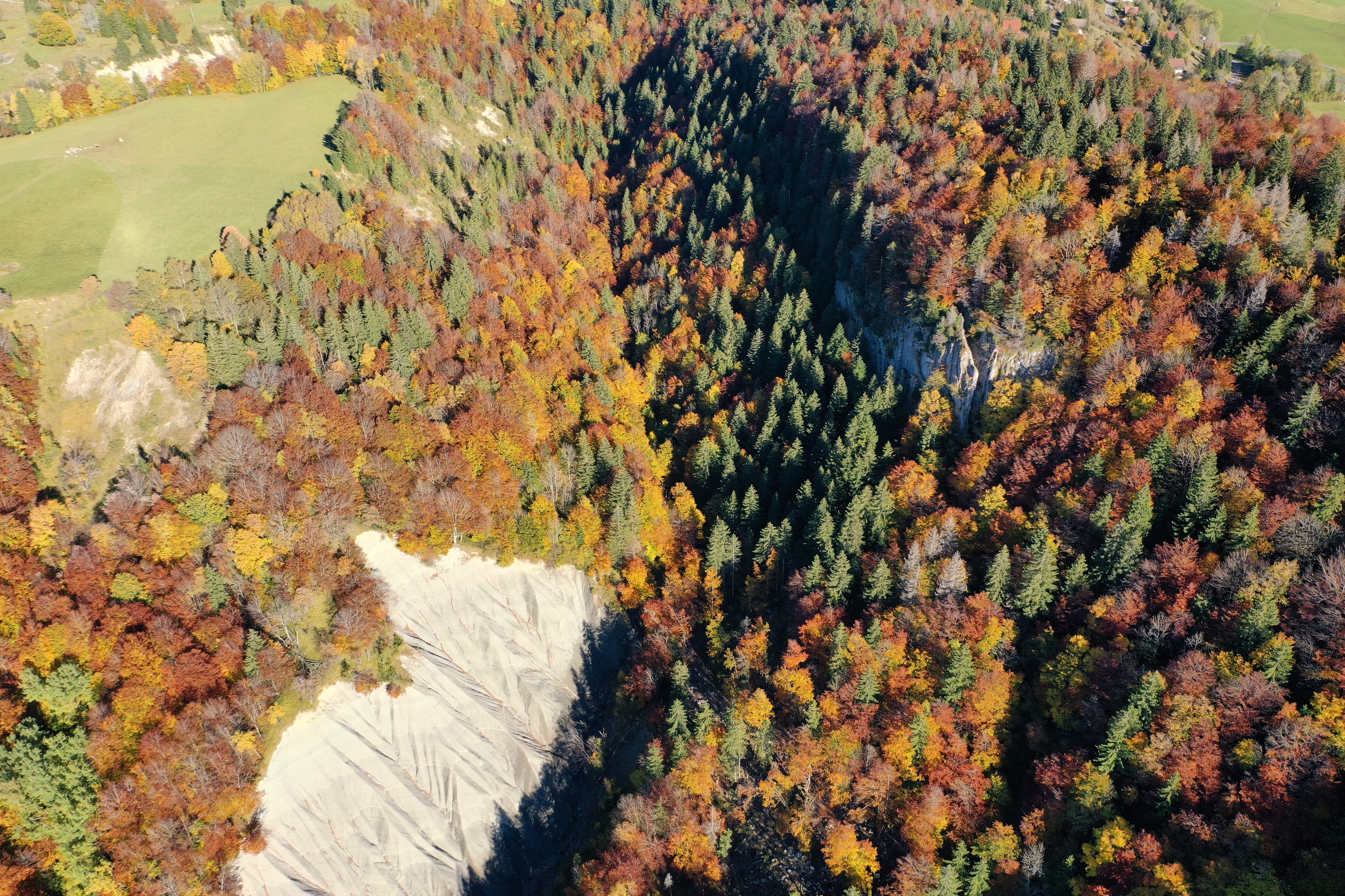 Vue aérienne sur le belvédère de la Roche fendue