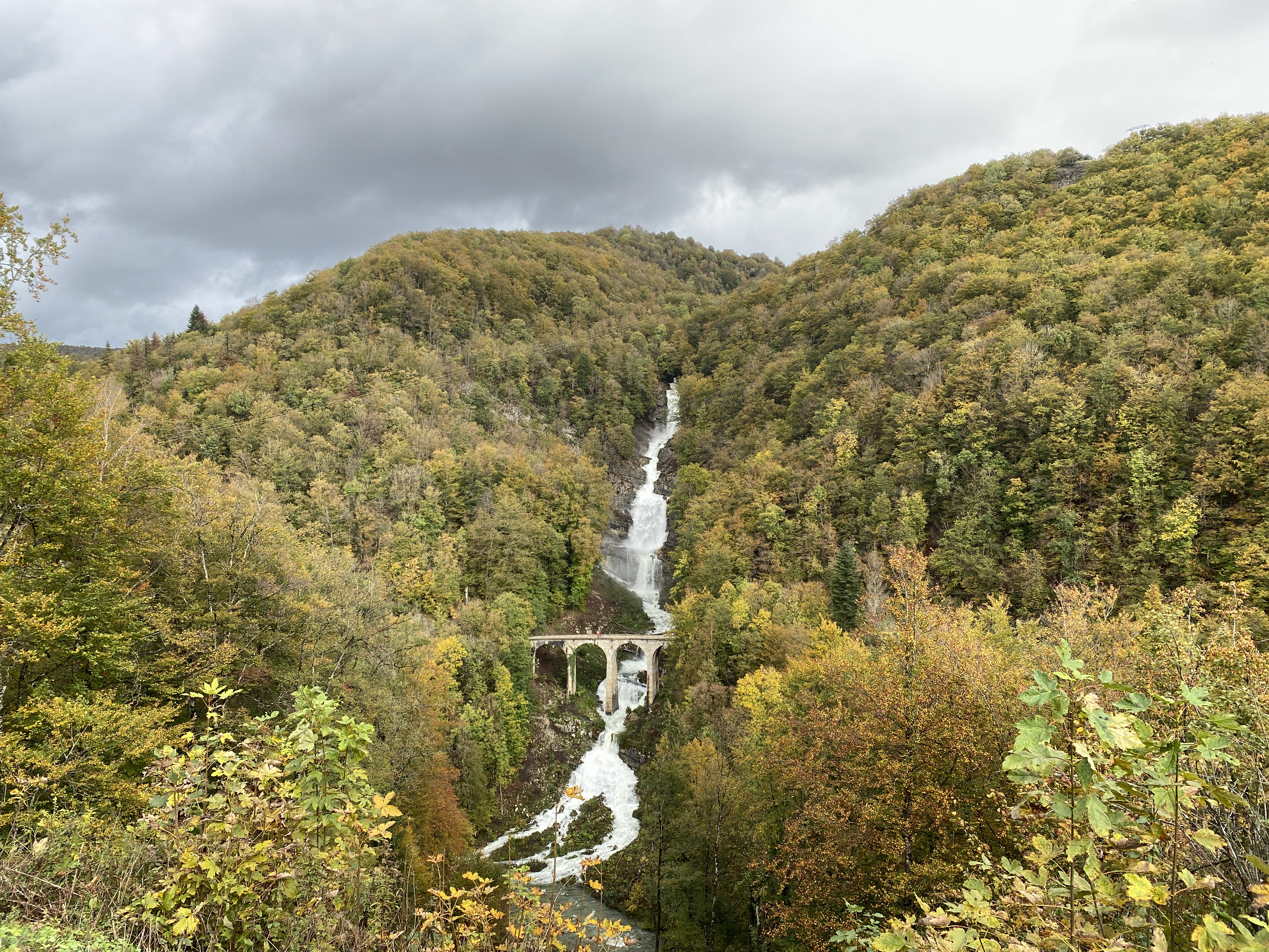 Vue de la cascade du Bief de la Ruine depuis le belvédère routier