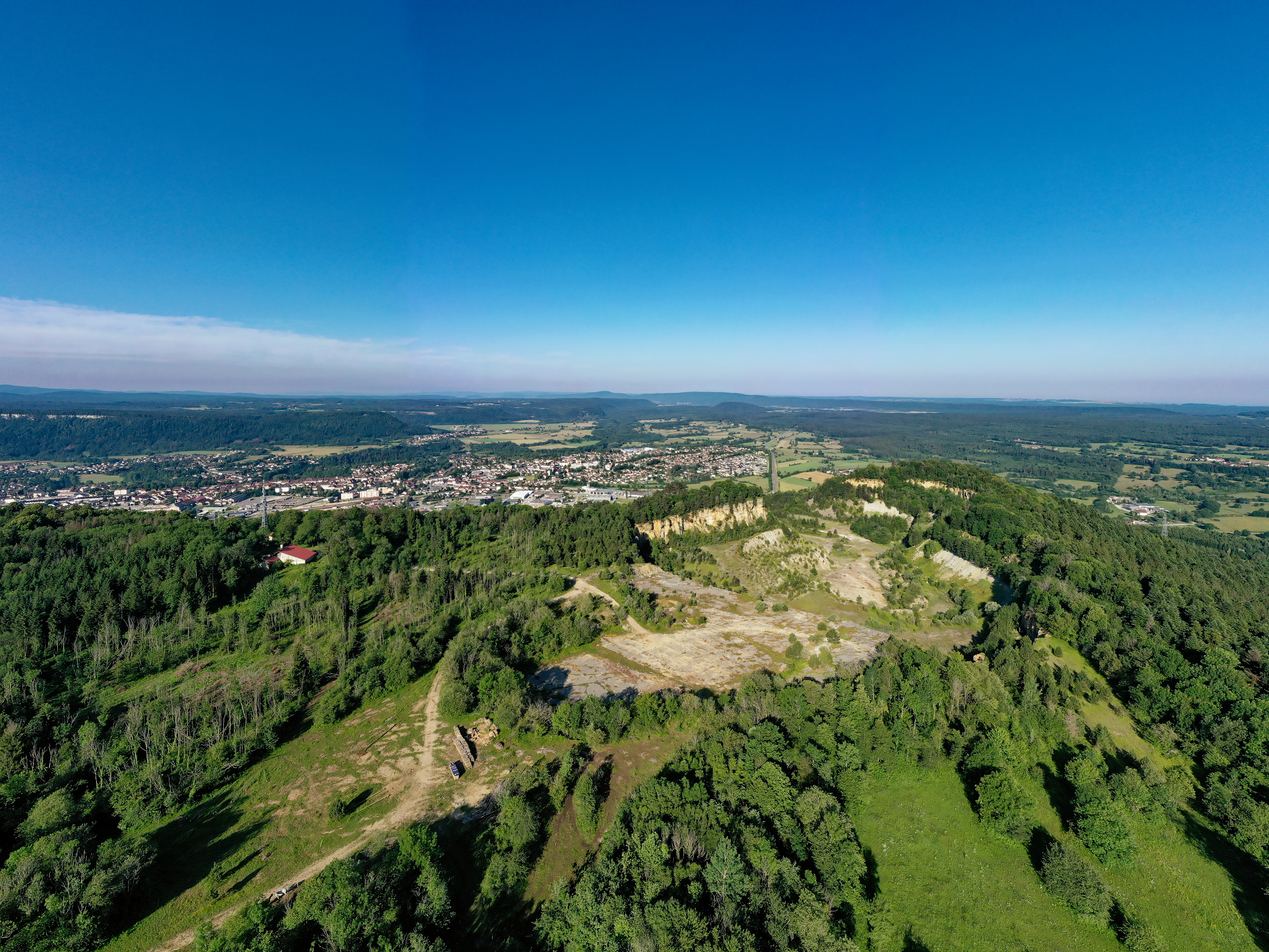 Vue aérienne sur l'ancienne carrière du Mont Rivel