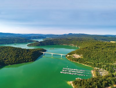 Le lac de Vouglans, Surchauffant et le pont de la Pyle