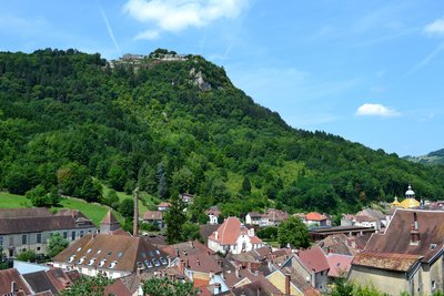 Vue sur Salins-les-Bains et le fort Saint-André