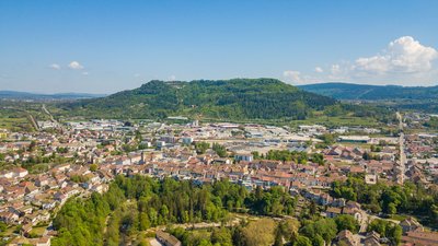 Champagnole-Vue-aerienne Mont Rivel BD©Weezual-CNJ tourisme